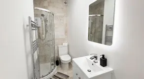 Modern 4 Bed En-suite House in Leeds - Free parking - Image 2