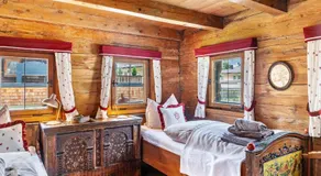 Casa vacanze 'Altes Totschenhäusl Am Ziller' con vista sulle montagne, giardino privato e Wi-Fi - Image 2