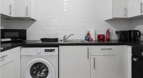 Free Parking - Sleeps 6 - Central - New Interior - Image 4