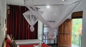 Peacock's Paradise Safari Hostel - Image 2