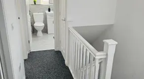 Stylish 3 Bed Home With Garden & Free Parking - Image 4