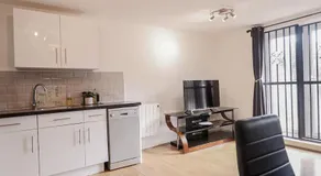Comfy 2 bed Flat with free Parking, close to Tube - Image 3