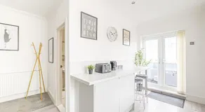 Luxury 4 Bedroom Apartment Southsea - Free Parking - Image 3