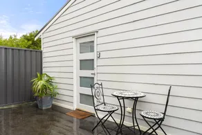 Bright 1-Bed Apartment with Garden Views - Image 5