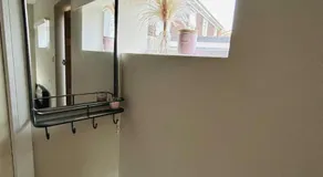 Modern cosy studio near Luton airport, free parking - Image 5