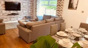 Comfy House with Parking for Multiple Vehicles - Image 2