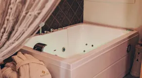 Amira 1899 Luxury Suite Private Spa Jacuzzi and Sauna - Image 5