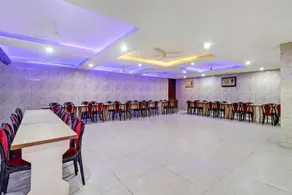 Collection O Colossal Inn - Image 4