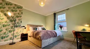 The Lily•Central Beeston•Private Apartment•SmartTV•Free Wi-Fi•Tram• - Image 2