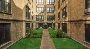 2 BR Apt Near U Chicago Campus & the Lakefront! - Image 4