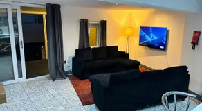 Hidden Gem with Hot Tub, Cinema and Secure Parking - Image 2