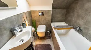 2,5-Zimmer inkl Arbeitsplatz, WLAN & free Netflix, Amazon-Free Parken vollausgestattete Wohnung, 24h Check In - Image 2