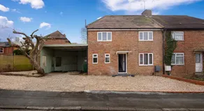 Elegant and Modern Recently Refurbished House - Image 3