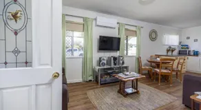 Lowset pet friendly cottage Sunset Ave Bongaree - Image 2