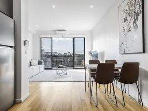 Northcote 3-bed Townhouse Near Cafes & Shops - Image 3