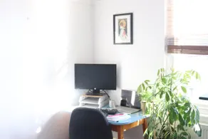 Large 1bed office free street parking living room - Image 3