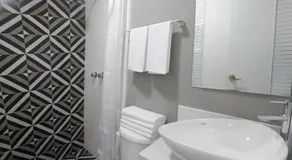 Casa moderna equipada como hotel Habitacion 3 - baño afuera de la habitación - Image 2