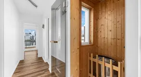 Schwimmendes Ferienhaus Antares One by Seeblick Ferien ORO, rundum Wasser, Sauna - Image 5