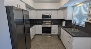 Paradise Awaits! Beach, King Bed, Private Yard & Workspace - Image 3