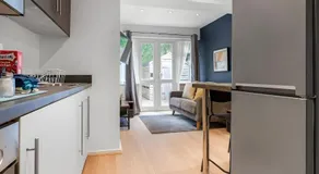 Central Wigan Large House - Ideal for Contractors & Families - Image 3
