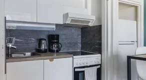 Car-Friendly Gem, Quiet Stay with Free Parking - Image 3