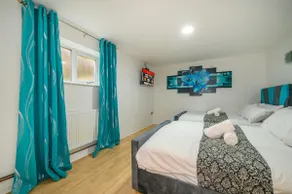 Phenomenal Stay - Private Parking & Hot tub - Image 2