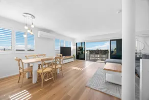 Stylish 4-Bed Townhouse with Panoramic Ocean Views - Image 3