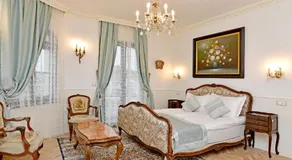 Royal Hotel - Image 2