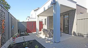 ✿Stylish Townhouse; with King Bed, NBN, Netflix, WIFI - Image 5