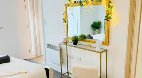 Pet Friendly Flat Sleeps 4 with Balcony & Parking - Image 5