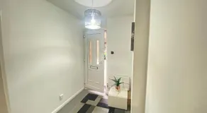 London Luxury House with 5 Bedrooms - Image 3