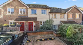 Modern Hastings Home for Groups with Garden Terrace and Dedicated Workspace - Image 2
