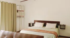 Green Lodge - Image 2