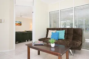 The Beach House 3BR Waterfront Apartment, Own WIFI - Image 2