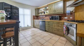 Fab Townhouse Near Queens with Huge TV & Recliners - Pass the Keys - Image 5