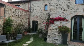 Vecchio Casale Quercetino Stone Room in Historic Tuscan Estate with Pool 2p - Image 4