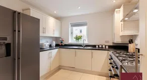 Bracknell - 4 Bed House - Garden - Image 3