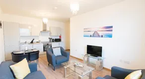 The Quadrant Apartments - Free Parking - Near M4 J16 - By Hamilton Grace - Image 2