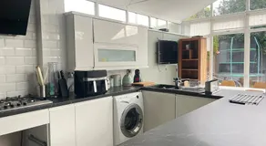 Spacious 4BR near Nec,Bhx, M6-M42 with Parking - Image 3