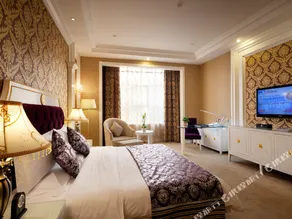 Royal Hotel - Image 2