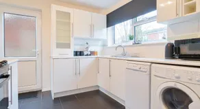 Charming & Spacious City Centre House - Perfect for Family & Contractor - Sleeps 8 - Image 5