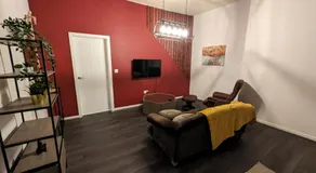 Cozy 1 Bed Apartment with Kitchen in Town - Image 4