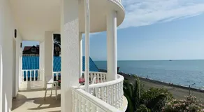 Claude Monet beach hotel - Image 4