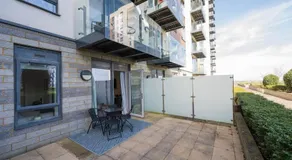 Stylish Stay for 4 - Parking - Private Patio - Image 4