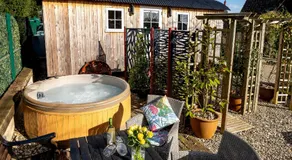 Piano Forte - a delightful rural shepherd hut & hot tub available ! - Image 3