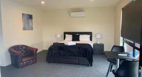 Queens Arms Hotel - Image 2