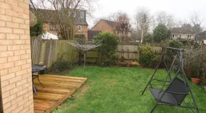 Cozy 3 Bedroom Home with Garden & Free Parking - Milton Keynes - Image 4