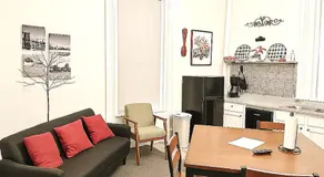 Suite 3 Eighteen - Image 5