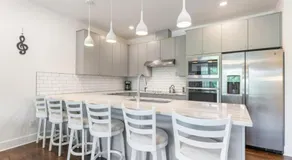 6 Bedroom Quiet Townhome! 6min to Airport & 15min to Downtown! - Image 5
