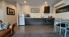 Spring Beach Garden Retreat - Image 3